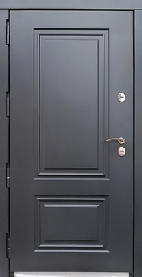Металлическая квартирная дверь с отделкой из темно-серых панелей MDF RAL